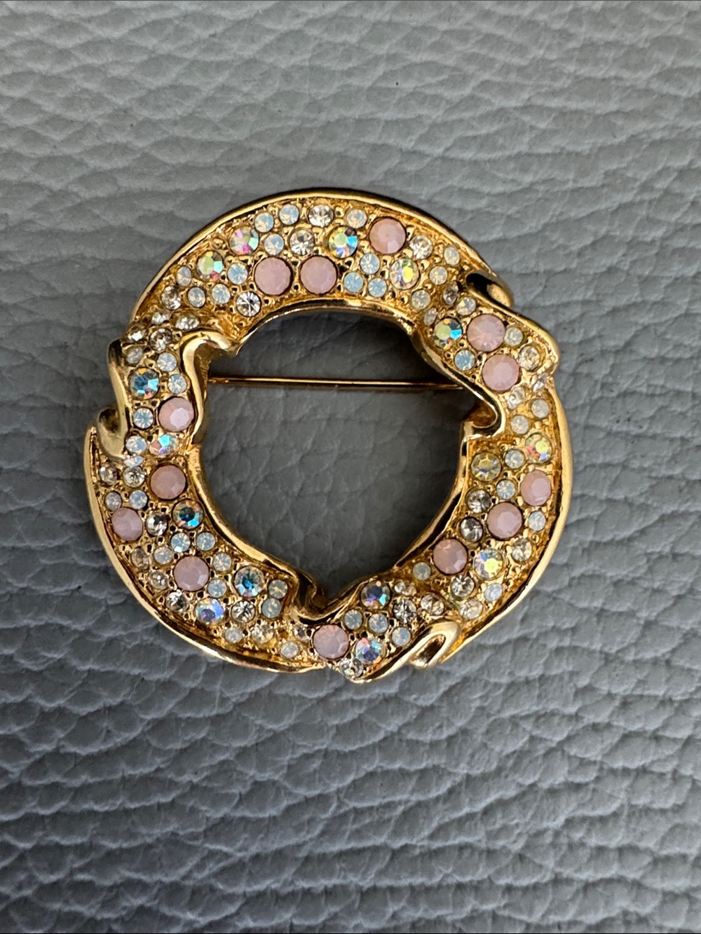 SWAROVSKI PINK AUSTRIAN CRYSTAL GOLD TONE ROUND BROOCH PIN